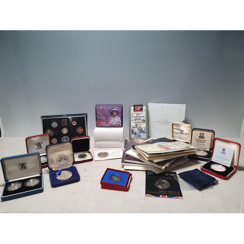 244 - A collection of mainly modern Commemorative Coins, to include a silver proof Crown 1980, silver proo... 