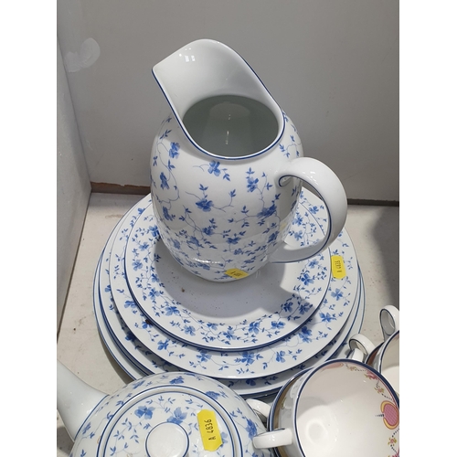 301 - An Arzberg part service and a Minton set of Cups and Saucers, (R4)