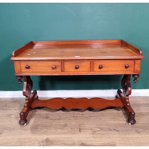 479 - A Victorian cedar wood Dressing Table fitted three frieze drawers 4ft 1in W x 2ft 8in H (R5)