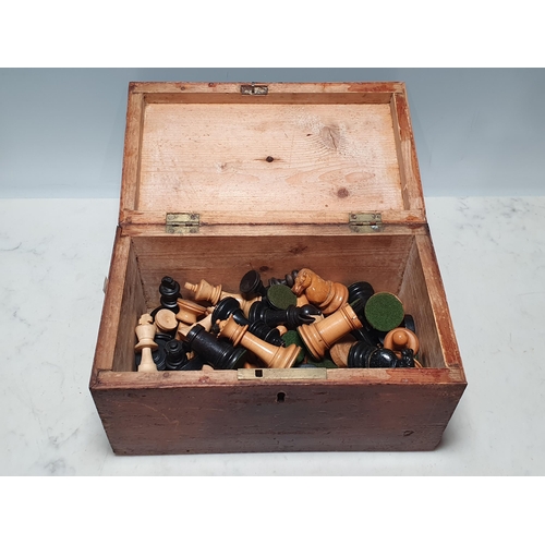 623 - An antique boxwood Chess Set in box (R4)