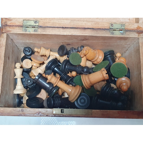 623 - An antique boxwood Chess Set in box (R4)