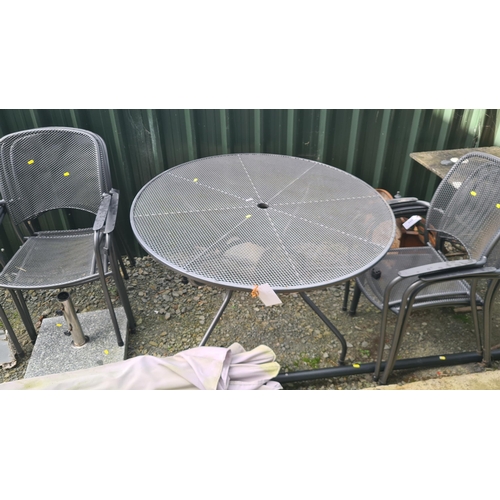 712 - A Garden Table, four Chairs, a Parasol and Stand