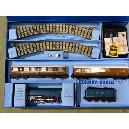 1004 - A boxed Hornby Dublo EDP1 'Sir Nigel Gresley' Set, 1/2 inch version, contents M, this version having... 