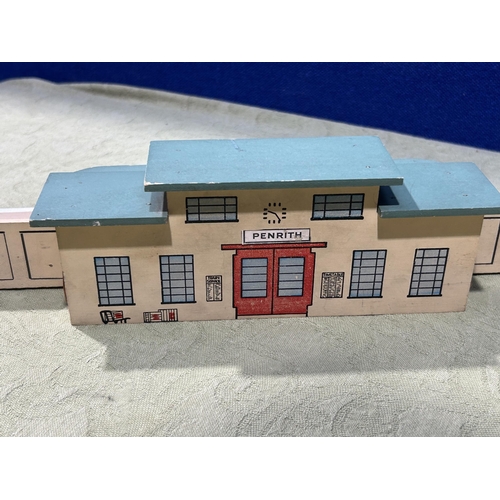 1049 - A rare pre-war Hornby Dublo Mainline Station with green roof, unboxed in near mint condition, two st... 