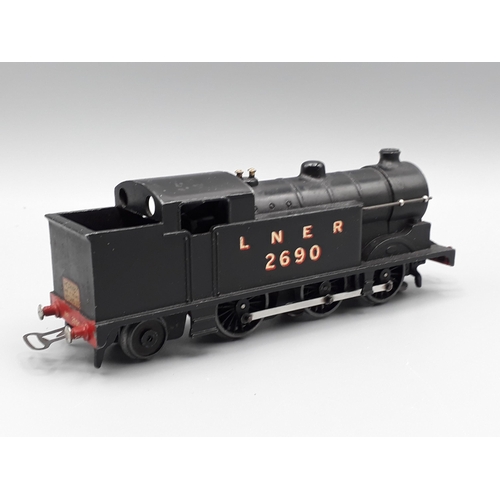 1085 - A Hornby Dublo pre-war EDL7 LNER 0-6-2T, Ex, has been lightly run, no signs of fatigue to wheels, ch... 