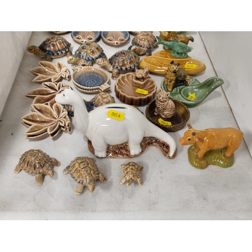 258 - A collection of Wade to include, small Fish Dishes, Tortoise Boxes, three Wade Pipe Holders, a Wade ... 