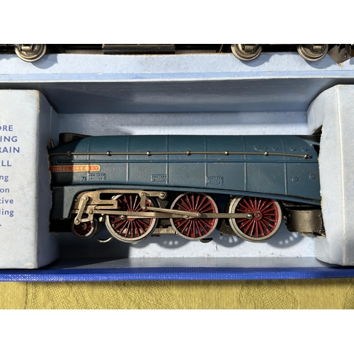 1004 - A boxed Hornby Dublo EDP1 'Sir Nigel Gresley' Set, 1/2 inch version, contents M, this version having... 