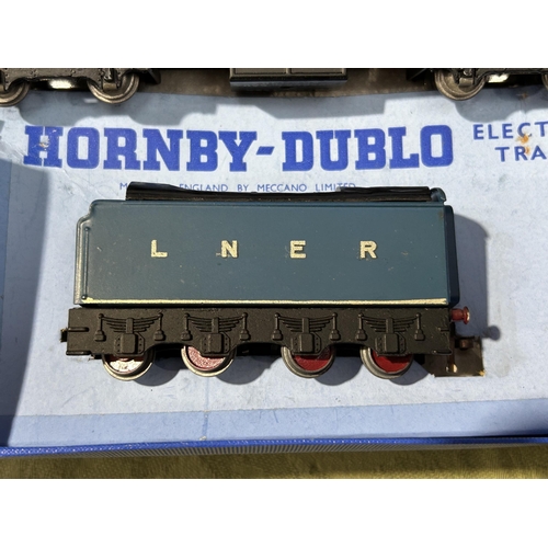 1004 - A boxed Hornby Dublo EDP1 'Sir Nigel Gresley' Set, 1/2 inch version, contents M, this version having... 