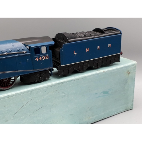 1008 - A boxed Hornby Dublo pre-war EDL1 'Sir Nigel Gresley' Locomotive, superb example, M, no fatigue to l... 