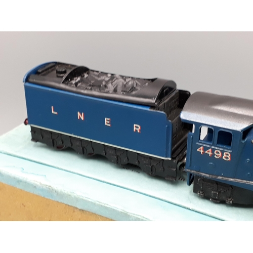 1008 - A boxed Hornby Dublo pre-war EDL1 'Sir Nigel Gresley' Locomotive, superb example, M, no fatigue to l... 