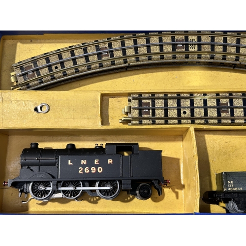 1010 - A boxed pre-war Hornby Dublo EDG7 LNER Set, outstanding condition, locomotive a near perfect with br... 