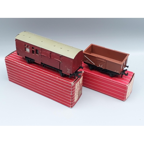 1018 - A boxed Hornby Dublo 4315 Horse Box and 4656 brown Mineral Wagon, both M, horse box complete with ho... 