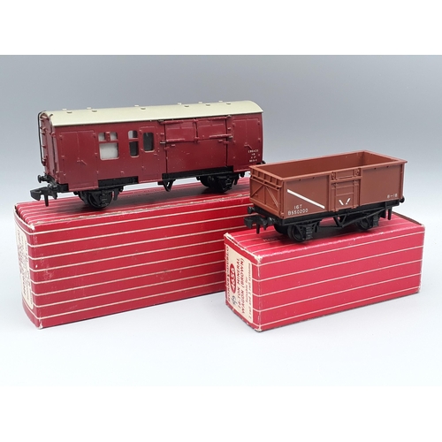 1018 - A boxed Hornby Dublo 4315 Horse Box and 4656 brown Mineral Wagon, both M, horse box complete with ho... 