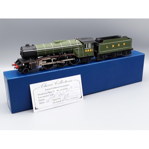 1033 - A boxed Classic Collections Limited Edition C54 V2 Locomotive in LNER green livery, M, box superb wi... 