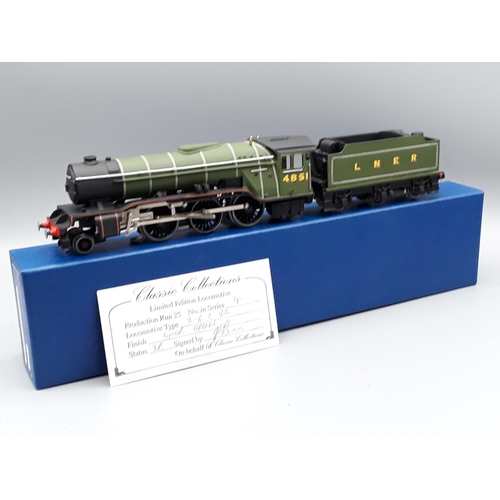 1033 - A boxed Classic Collections Limited Edition C54 V2 Locomotive in LNER green livery, M, box superb wi... 