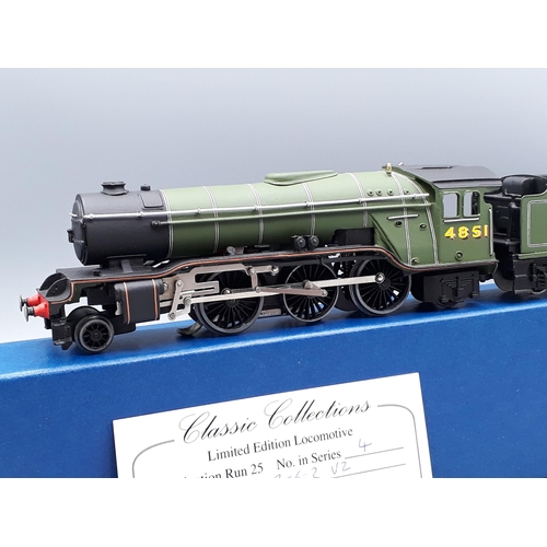 1033 - A boxed Classic Collections Limited Edition C54 V2 Locomotive in LNER green livery, M, box superb wi... 