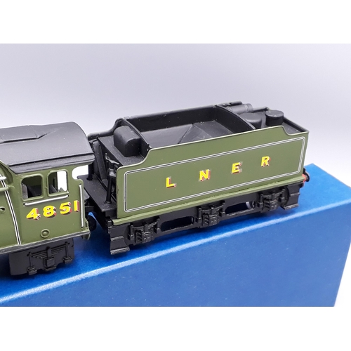 1033 - A boxed Classic Collections Limited Edition C54 V2 Locomotive in LNER green livery, M, box superb wi... 