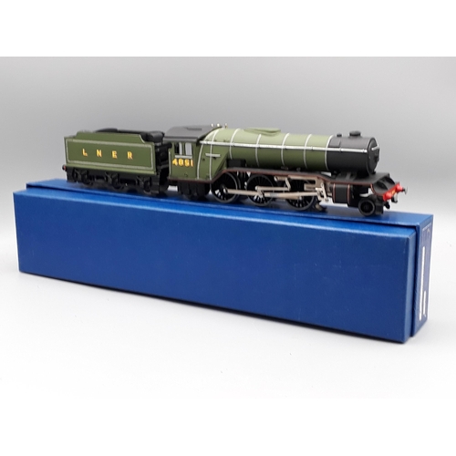 1033 - A boxed Classic Collections Limited Edition C54 V2 Locomotive in LNER green livery, M, box superb wi... 