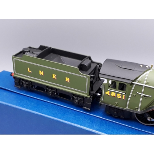 1033 - A boxed Classic Collections Limited Edition C54 V2 Locomotive in LNER green livery, M, box superb wi... 