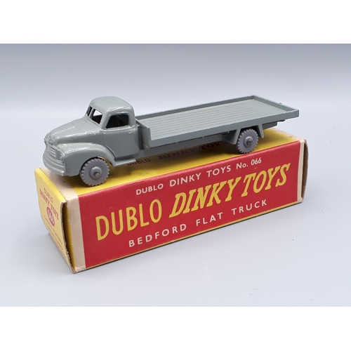 1041 - A rare Dublo Dinky Toys 066 Bedford Lorry with hook, M, in correct box, Ex plus, price to one of lon... 