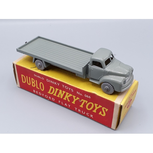 1041 - A rare Dublo Dinky Toys 066 Bedford Lorry with hook, M, in correct box, Ex plus, price to one of lon... 