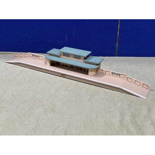 1049 - A rare pre-war Hornby Dublo Mainline Station with green roof, unboxed in near mint condition, two st... 