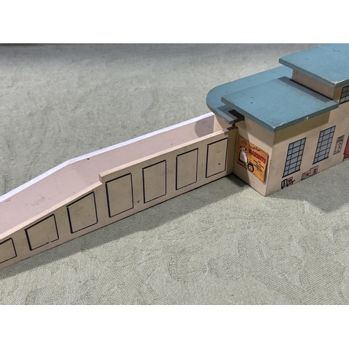 1049 - A rare pre-war Hornby Dublo Mainline Station with green roof, unboxed in near mint condition, two st... 