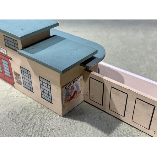 1049 - A rare pre-war Hornby Dublo Mainline Station with green roof, unboxed in near mint condition, two st... 