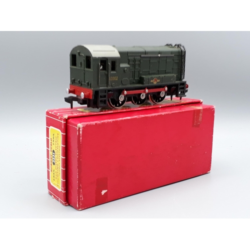 1196 - A boxed Hornby Dublo 2231 0-6-0 Diesel locomotive, later split coupling rod version, Nr M-M. Box wit... 