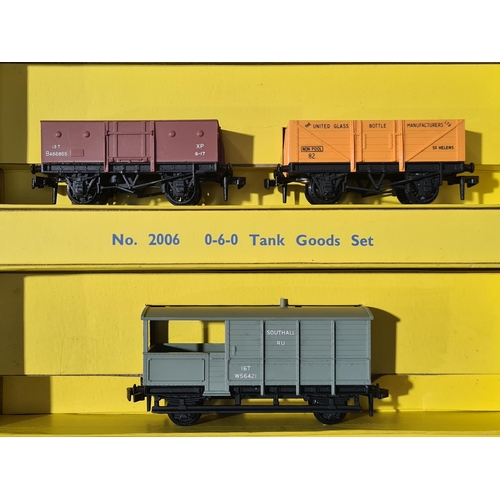 1200 - A boxed Hornby Dublo 2006 Tank Goods Set with plastic couplings, M, appears unused with no signs of ... 