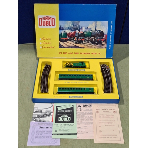 1202 - A boxed Hornby Dublo 2007 S.R. Tank Passenger Set, Nr M, has been lightly run. Box base Nr M, lid Ex... 