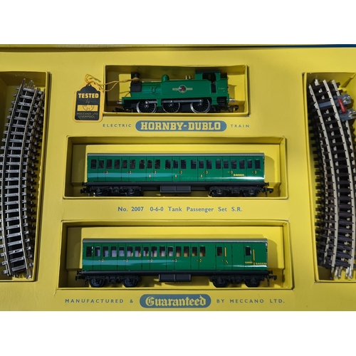 1202 - A boxed Hornby Dublo 2007 S.R. Tank Passenger Set, Nr M, has been lightly run. Box base Nr M, lid Ex... 