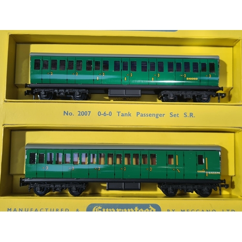 1202 - A boxed Hornby Dublo 2007 S.R. Tank Passenger Set, Nr M, has been lightly run. Box base Nr M, lid Ex... 