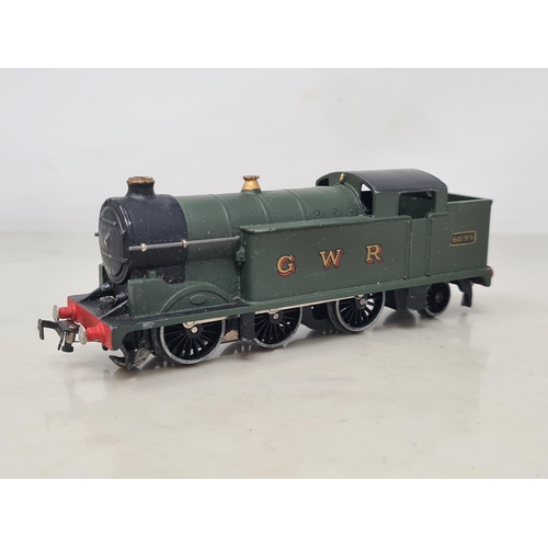 1207 - A boxed Hornby Dublo EDG7 G.W.R. Goods Set, Nr M, showing little signs of use to wheels or pick-ups.... 