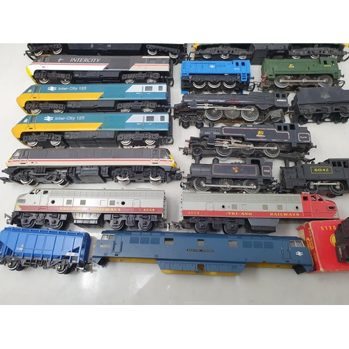 1226 - A collection of 00 gauge Locomotives including a Hornby Class 37, a Mainline Class 45, a Hornby Clas... 