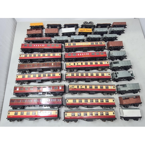 1237 - A box of Hornby Dublo Coaches and Wagons