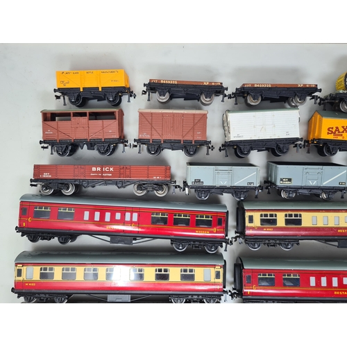 1237 - A box of Hornby Dublo Coaches and Wagons