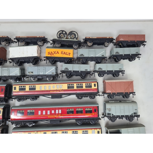 1237 - A box of Hornby Dublo Coaches and Wagons