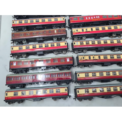 1237 - A box of Hornby Dublo Coaches and Wagons