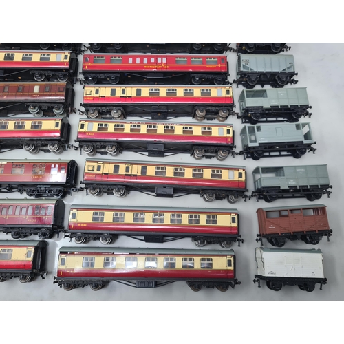 1237 - A box of Hornby Dublo Coaches and Wagons