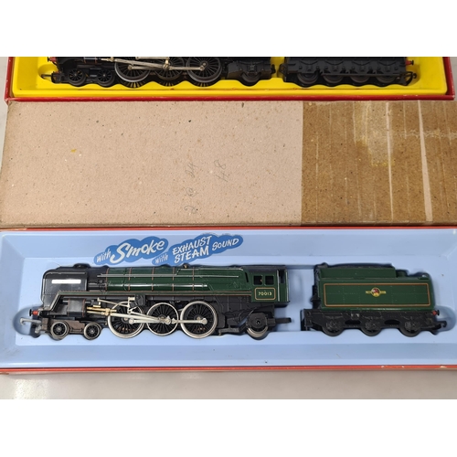 1243 - A boxed Triang Hornby 00 gauge R850 'Flying Scotsman' in BR green livery, still in card sleeve and a... 