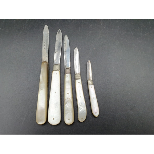 147 - Five Fruit Knives with folding silver blades, Birmingham 1893, etc