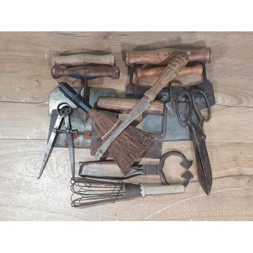 221 - A collection of Herb Choppers, Knife, Scissors and other vintage Kitchenware (R2)