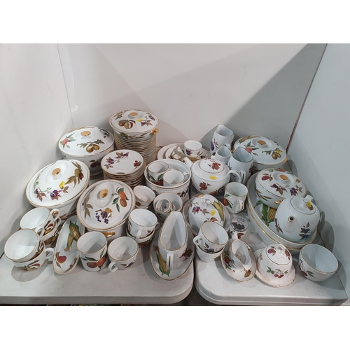 333 - A quantity of Royal Worcester Evesham oven to tableware including covered Tureens, Teapots, Dishes, ... 