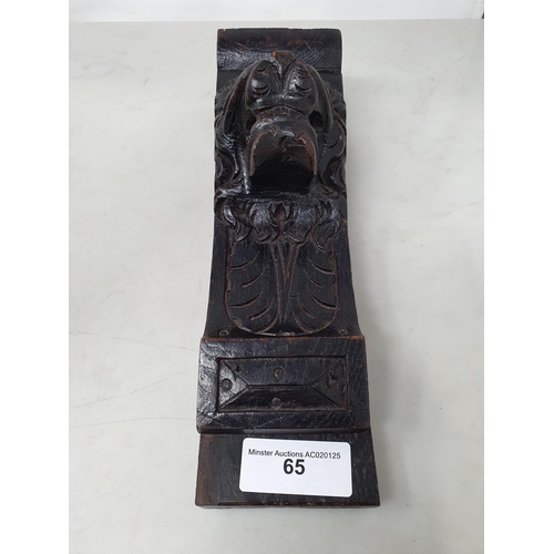 65 - An antique oak Carved Lion Capital, 10in (R1)