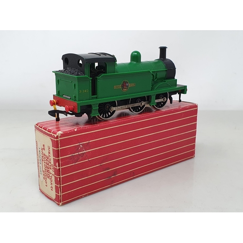 1001 - A boxed Hornby Dublo Export No.2307 green 0-6-0T Locomotive, rarer version with plastic buffers and ... 