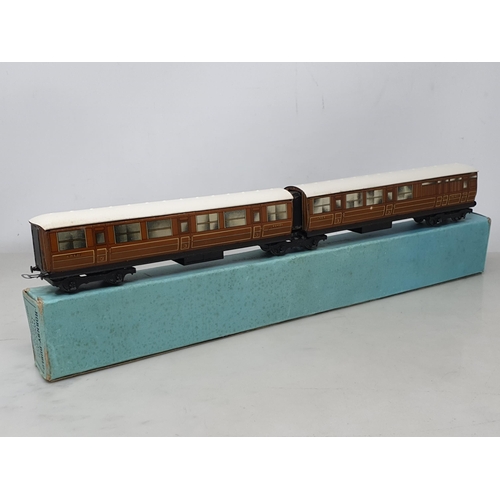 1006 - A boxed pre-war Hornby Dublo D2 Articulated Set, Nr M, minor marks to windows, roof in superb condit... 