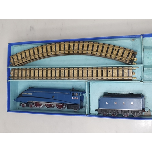 1010 - A boxed pre-war Hornby Dublo DP1 clockwork 'Sir Nigel Gresley' Set, locomotive and tender M with no ... 