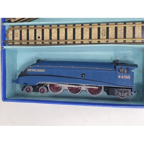 1010 - A boxed pre-war Hornby Dublo DP1 clockwork 'Sir Nigel Gresley' Set, locomotive and tender M with no ... 