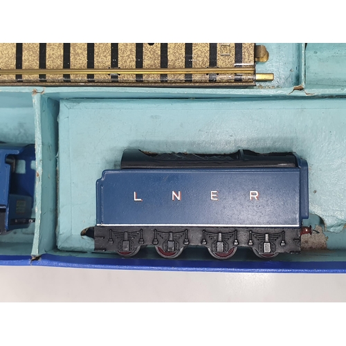 1010 - A boxed pre-war Hornby Dublo DP1 clockwork 'Sir Nigel Gresley' Set, locomotive and tender M with no ... 